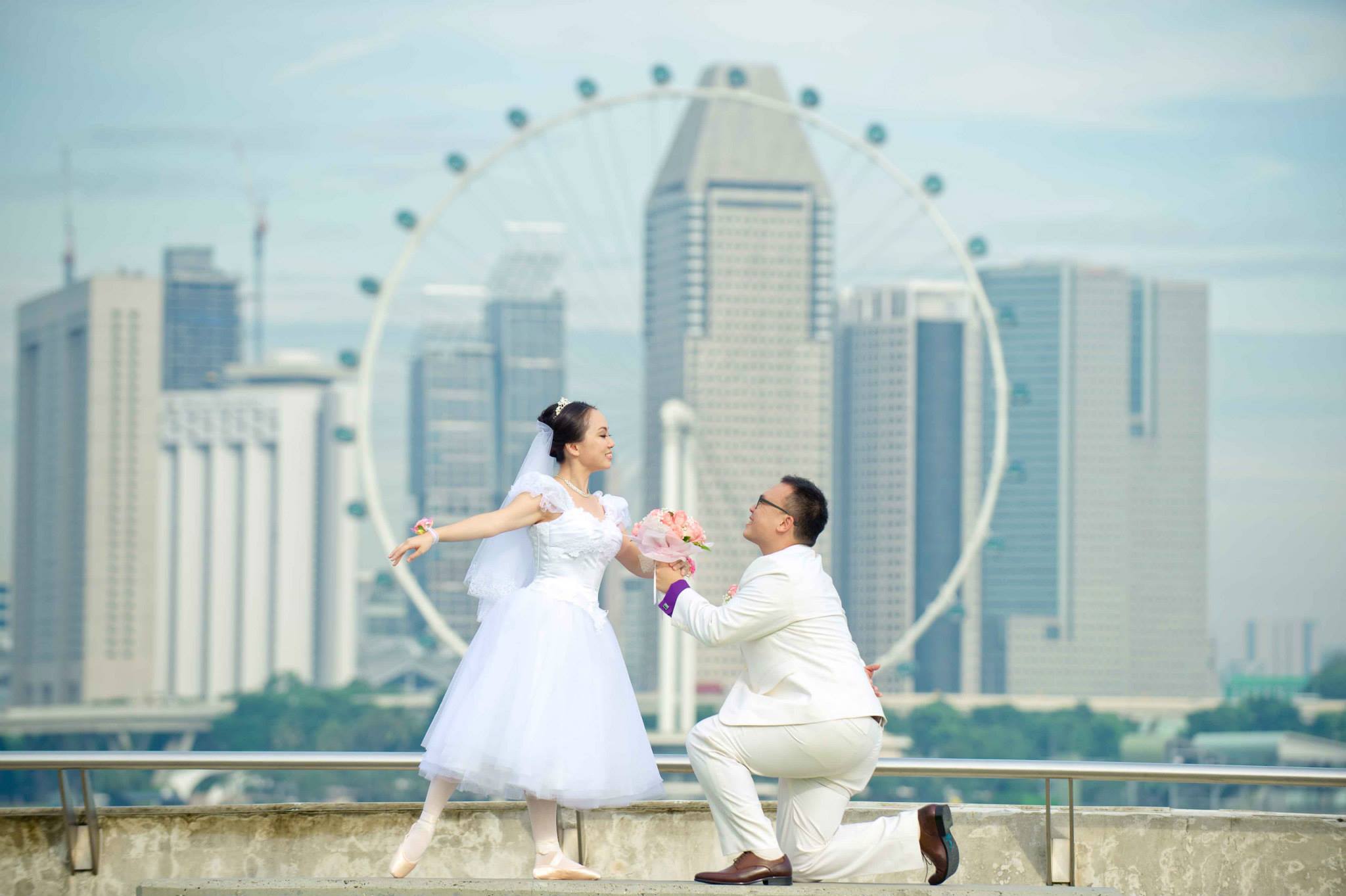 Happy couple celebration with Singapore skyline